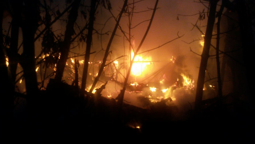 Утром в Ленинском районе Астрахани 16 человек потушили крупный пожар 