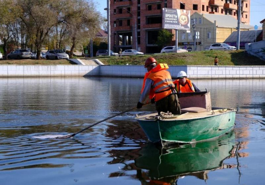 В городские каналы Астрахани стали чаще сбрасывать мусор
