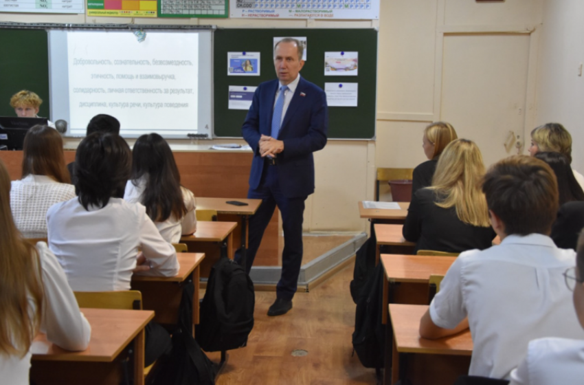 Игорь Седов поговорил с астраханскими школьниками о Конституции