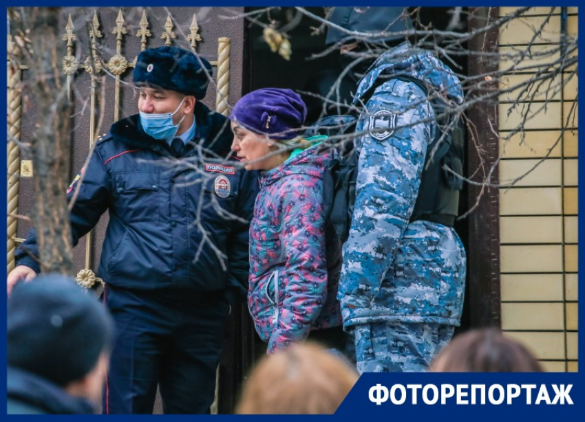"Не трогайте маму!": как в Астрахани жилой дом сносили - репортаж с места событий