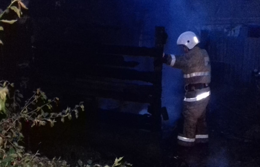 В Астраханской области загорелся дом, предварительно из-за поджога