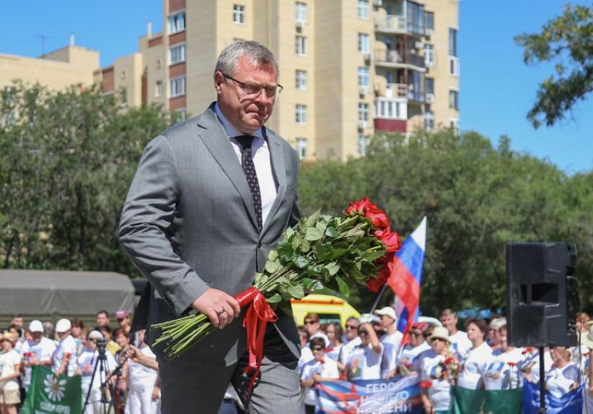 Астраханский губернатор почтил память погибших в конфликтах воинов