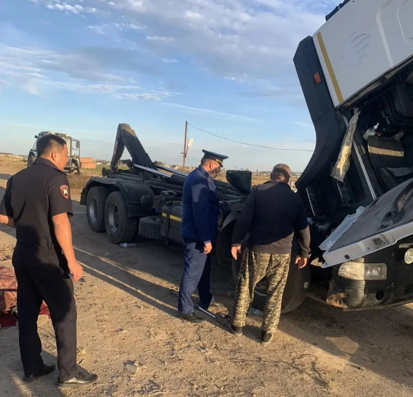 В Астраханской области на трассе погиб водитель автомобиля для перевозки отходов