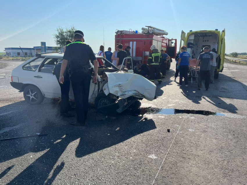 В Ленинском районе Астрахани водитель застрял в салоне авто из-за ДТП