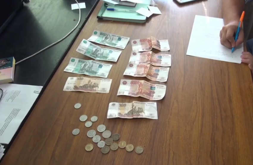 В Астрахани задержали студентов колледжа за вымогательство денег