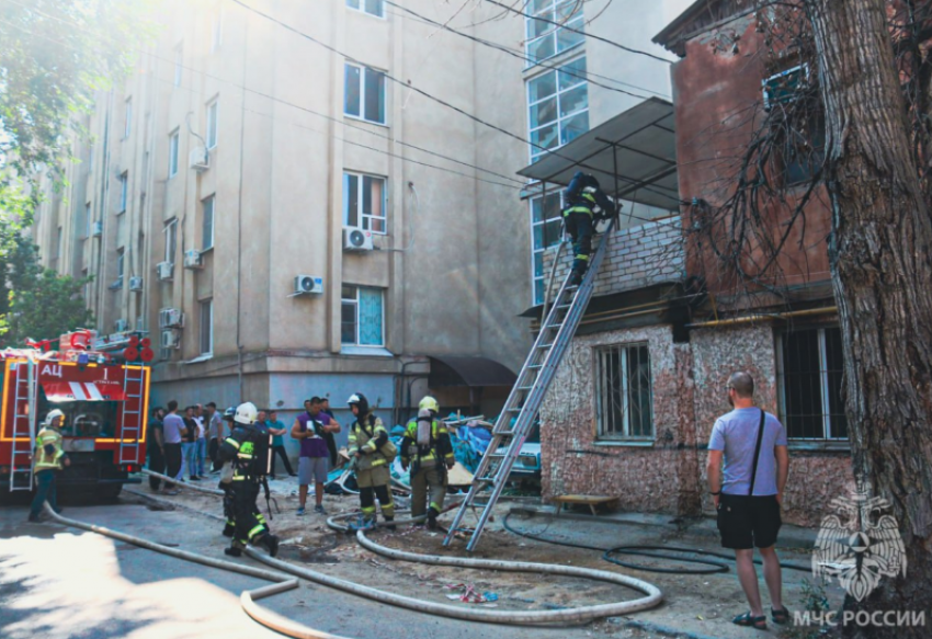 В Астрахани огнеборцы спасли подростка во время пожара на улице Лычманова