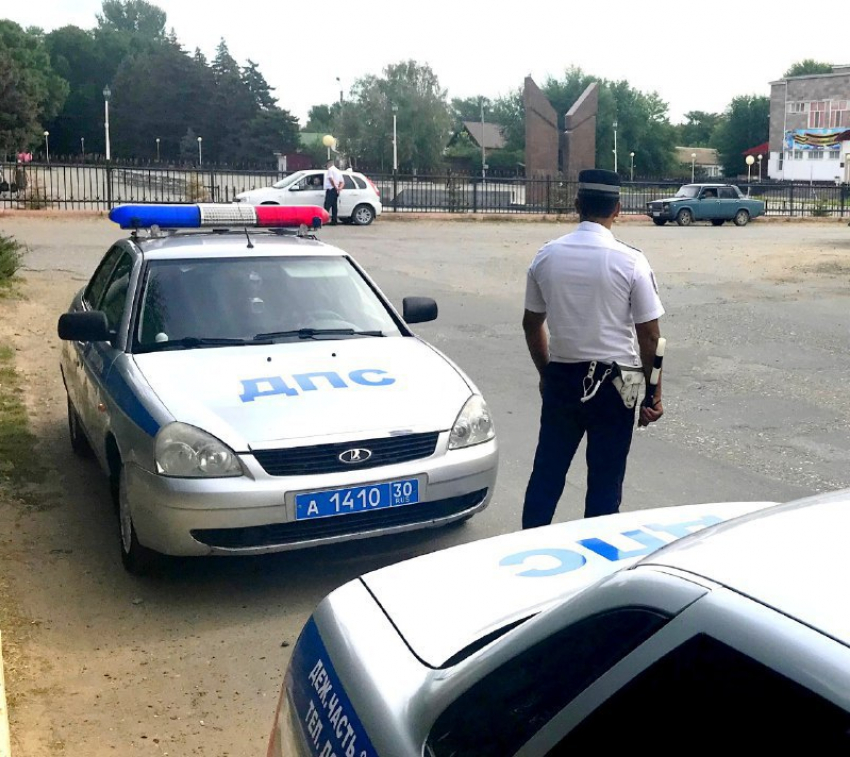 В Астрахани поймали водителя, опасно перевозившего пассажира