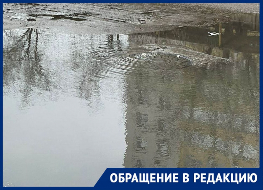 Канализационный гейзер в центре Астрахани