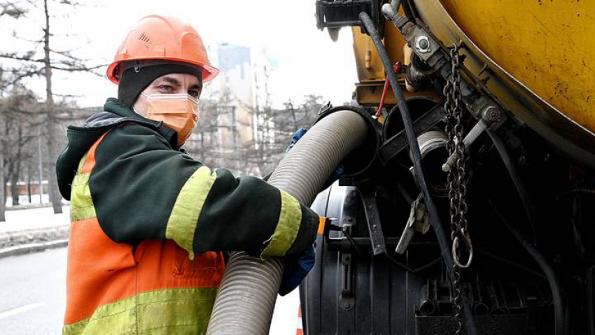 Коммунальные службы Астрахани борются с последствиями длительного дождя