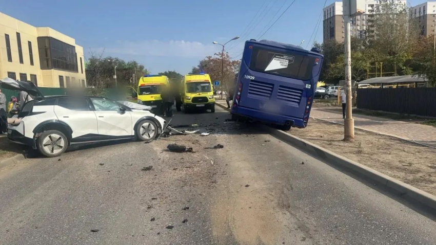 Драма на дороге: в Астрахани столкнулись иномарка и автобус, пострадали несколько человек