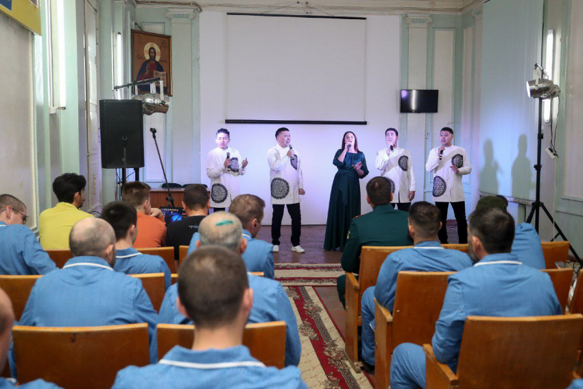 Астраханские артисты выступили с концертом ко Дню народного единства перед участниками СВО