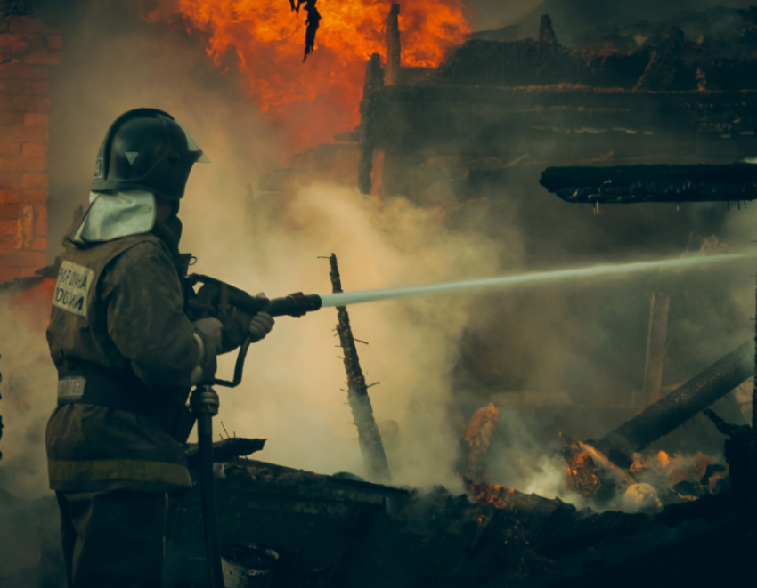 Под Астраханью огнеборцы тушили крупный пожар на 100 «квадратов»
