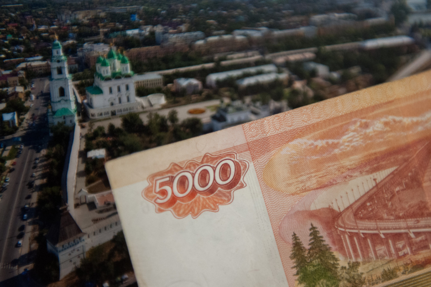 Средняя зарплата в Астраханской области составляет чуть больше 33 тысяч 