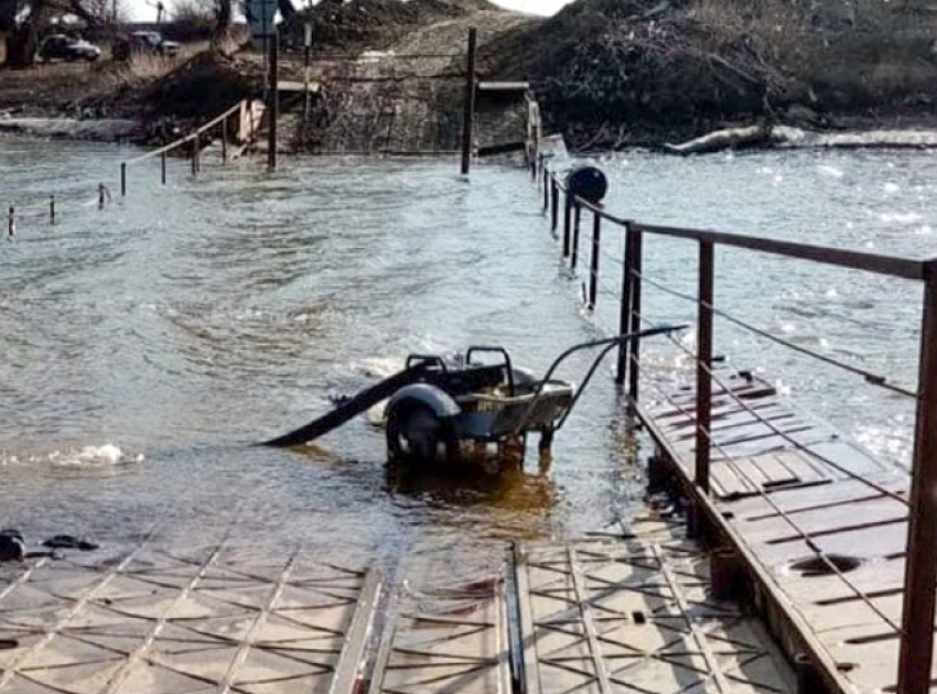 В Астраханской области на один понтон стало меньше 