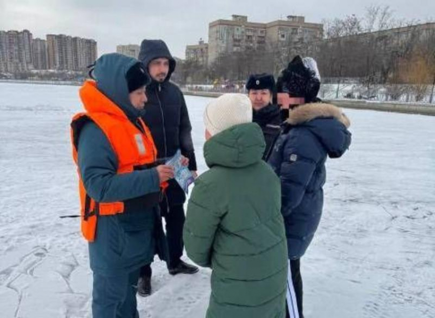 В Астрахани детей и подростков гонят со льда спасатели