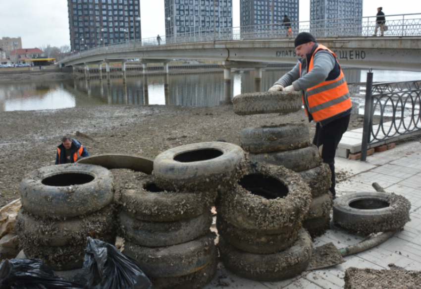 Астраханцы устроили свалку покрышек на дне городского канала