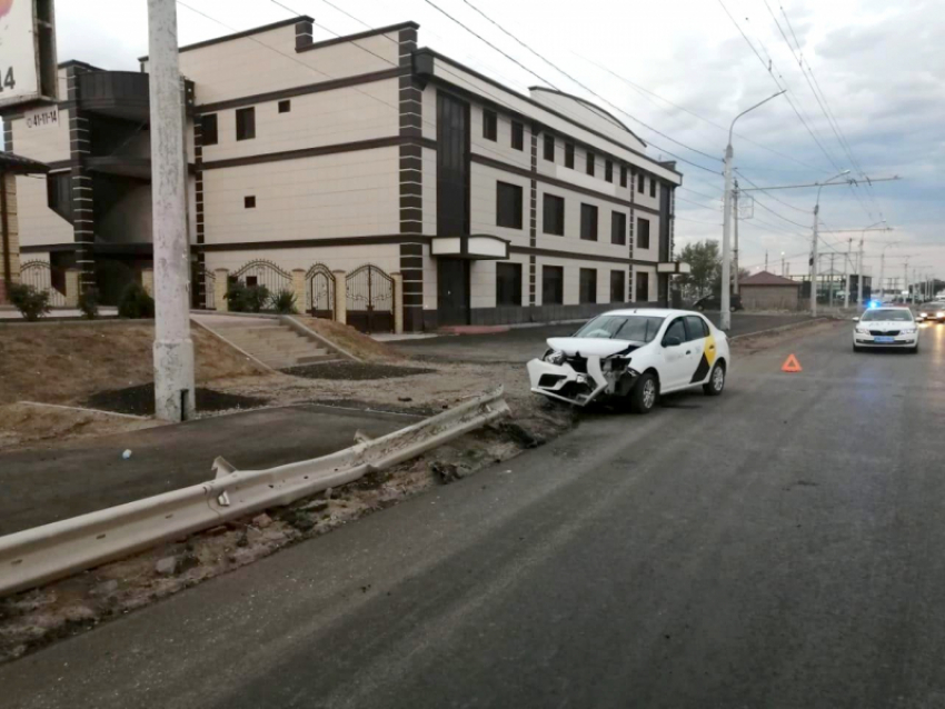 В Астрахани в 5 утра на Аэропортовском шоссе погиб таксист