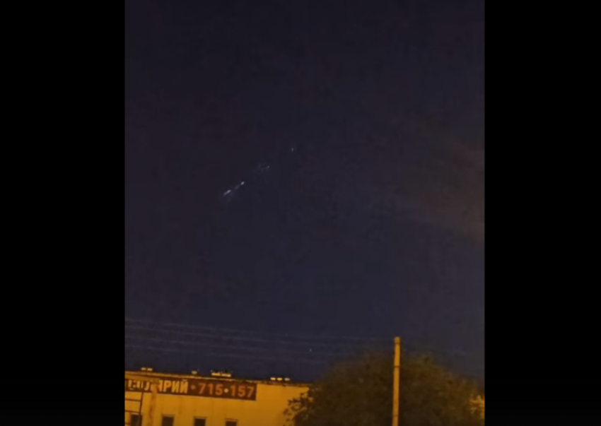 В небе над Астраханью засняли сгорающие обломки спутника