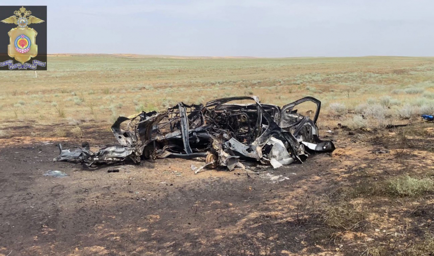 Шесть человек сгорели в машине после аварии на трассе «Астрахань - Элиста» 