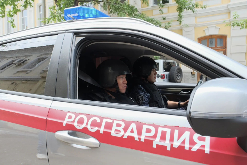 Разнес машины: в Астрахани задержали дебошира