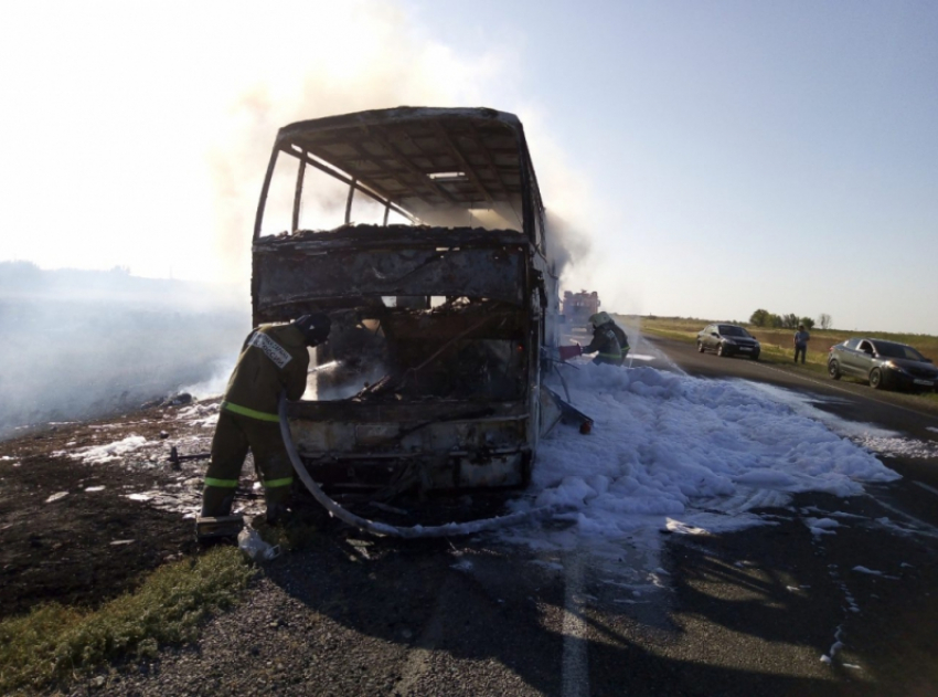 Кадры с горящим пассажирским автобусом из Астрахани попали на видео