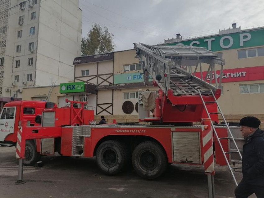 В Ленинском районе Астрахани горел торговый центр