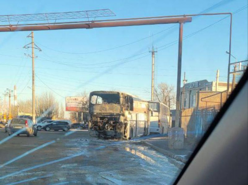 В Астрахани в микрорайоне Бабаевского сгорел автобус