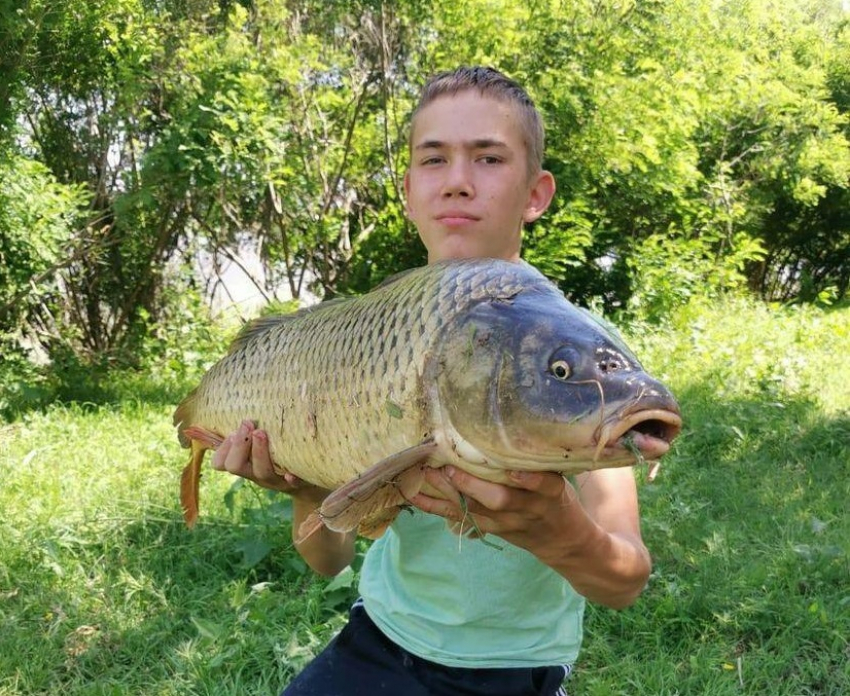 14-летний астраханец поймал огромных сазанов 