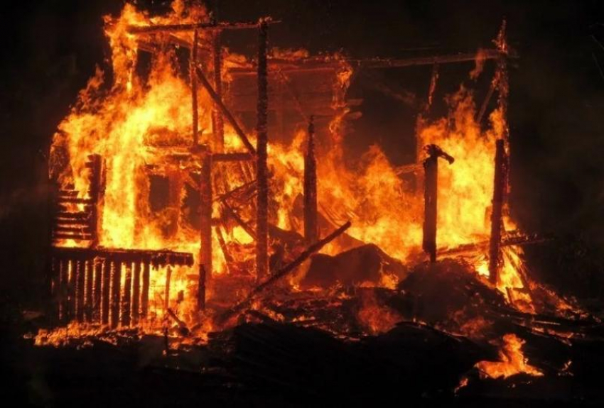Под Астраханью сгорел жилой дом, погиб 74-летний пенсионер
