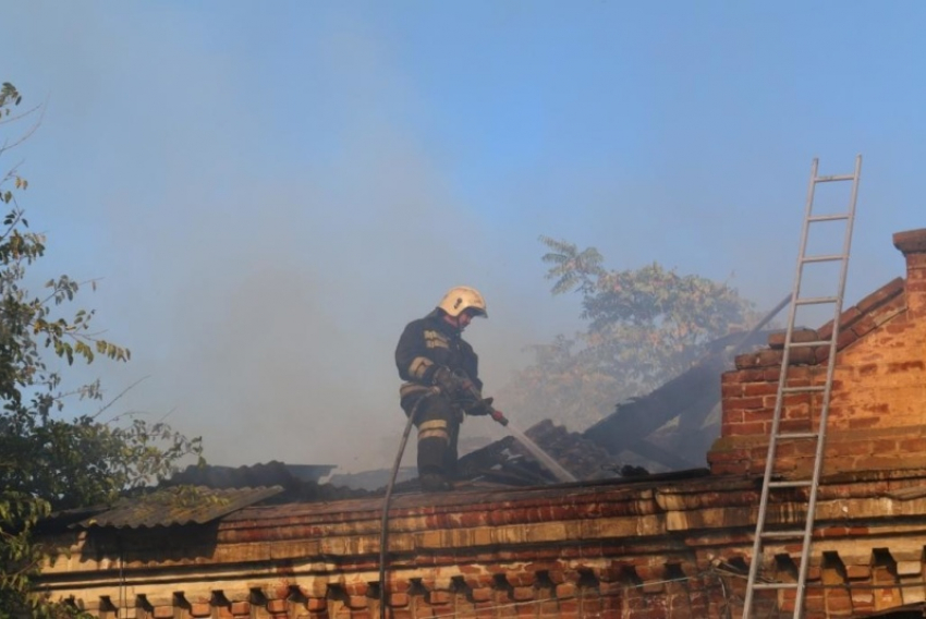 В Советском районе Астрахани подожгли два жилых дома