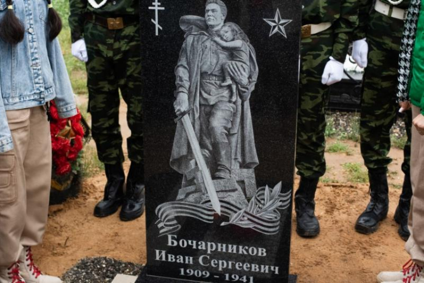 Под Астраханью установили памятник погибшему в годы Великой Отечественной войны солдату