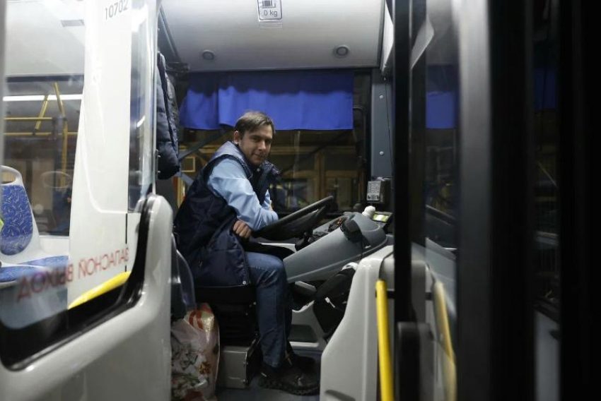 В Астрахани ищут водителей и кондукторов для новых автобусов
