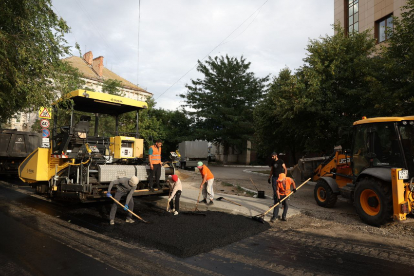 В Астрахани на площади Шаумяна укладывают верхний слой асфальта