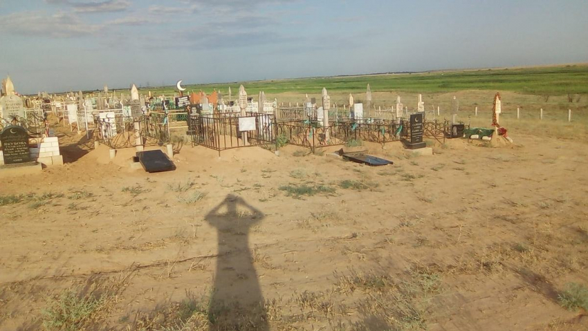 В Астрахани на мусульманском кладбище вандалы сломали надгробия 