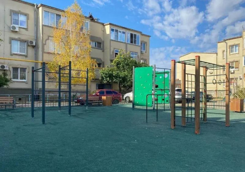 Под Астраханью по просьбам сельчан построили современную спортплощадку