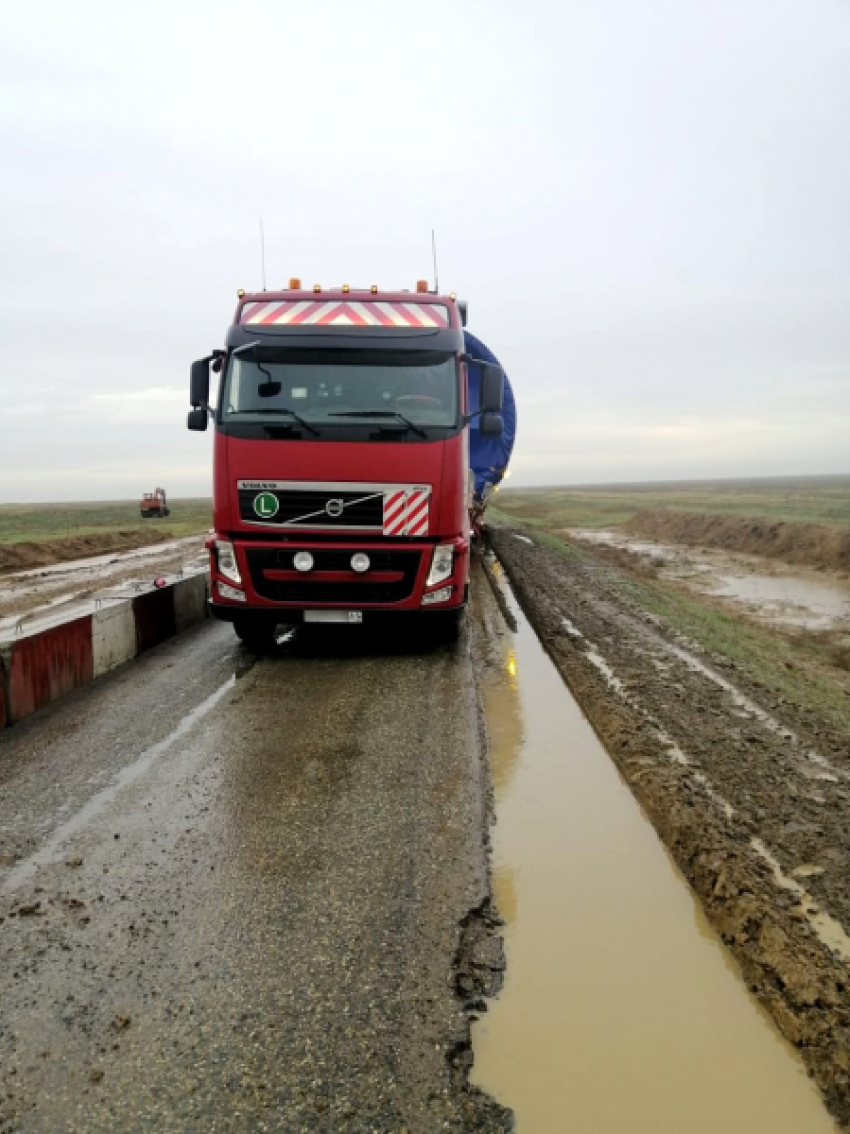 На астраханской федеральной трассе встало движение