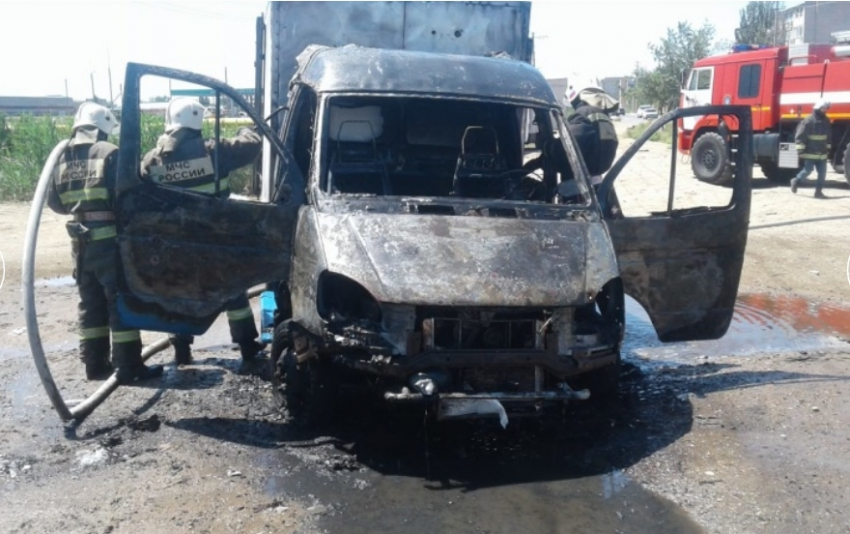 В Астрахани сгорел грузовик 