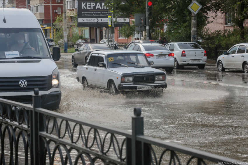 Губернатор рассказал, сколько нужно денег, чтобы машины не плавали после дождя 