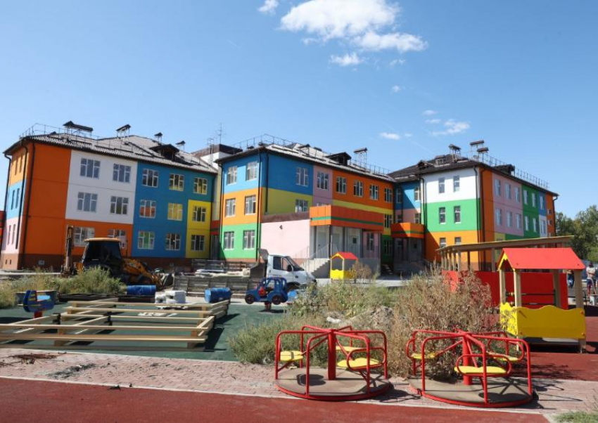 Астраханский губернатор проверил строительство детсада в Ленинском районе