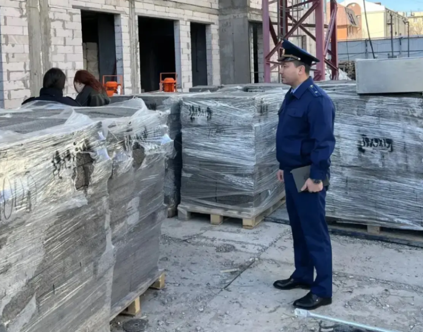 В Астрахани за гибель рабочего на стройплощадке осудили крановщика
