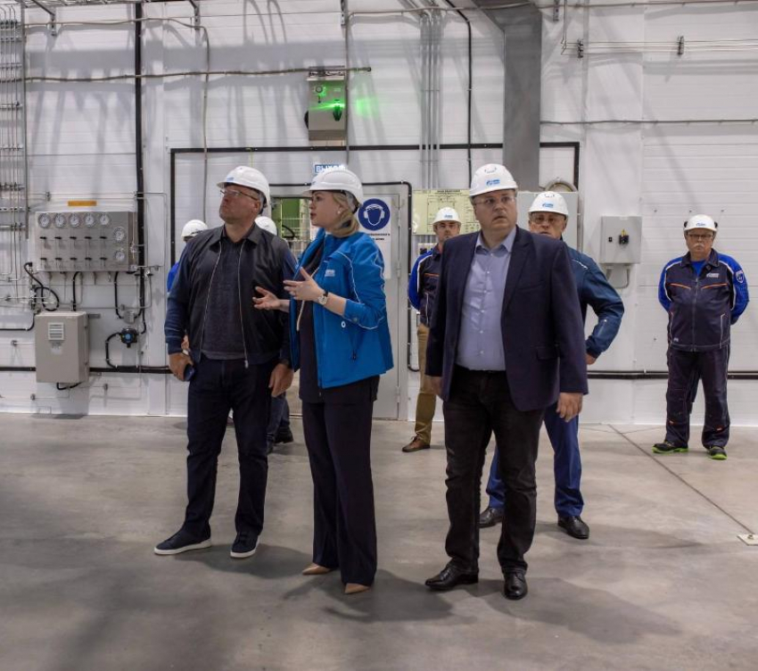 Губернатор Астраханской области посетил центр обслуживания гелиевых контейнеров во Владивостоке