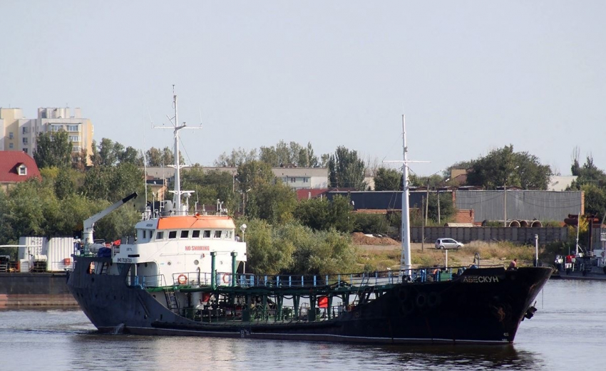 Теплоход в Каспийском море самостоятельно снялся с мели