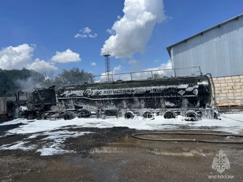 Заполненные горючим бензовоз загорелся в Астрахани