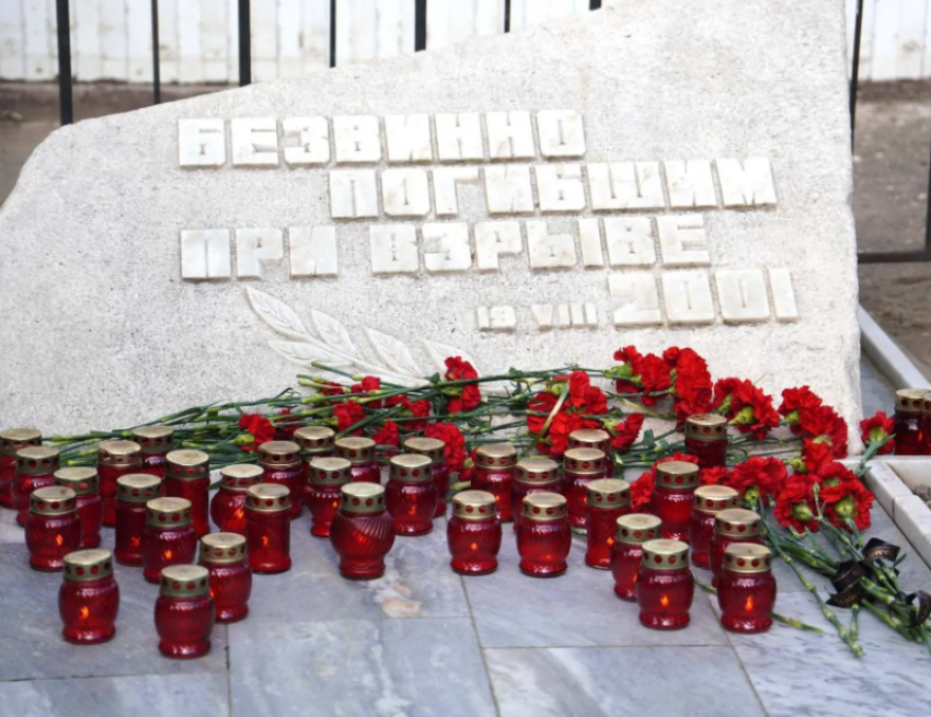 В Астрахани десятки человек почтили память жертв теракта на Кировском рынке