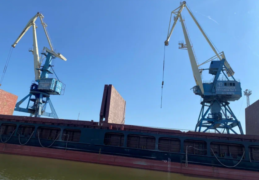 В Астрахани погиб рабочий плавучего крана: устанавливаются причины случившегося