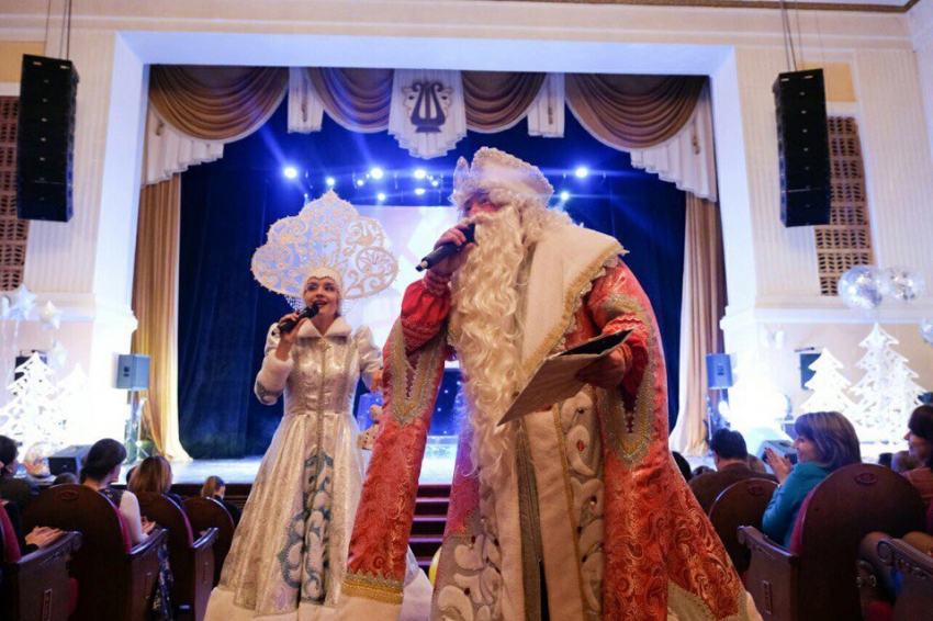 Астраханский поэт и его товарищ станут Дедом Морозом для детей из Донецка