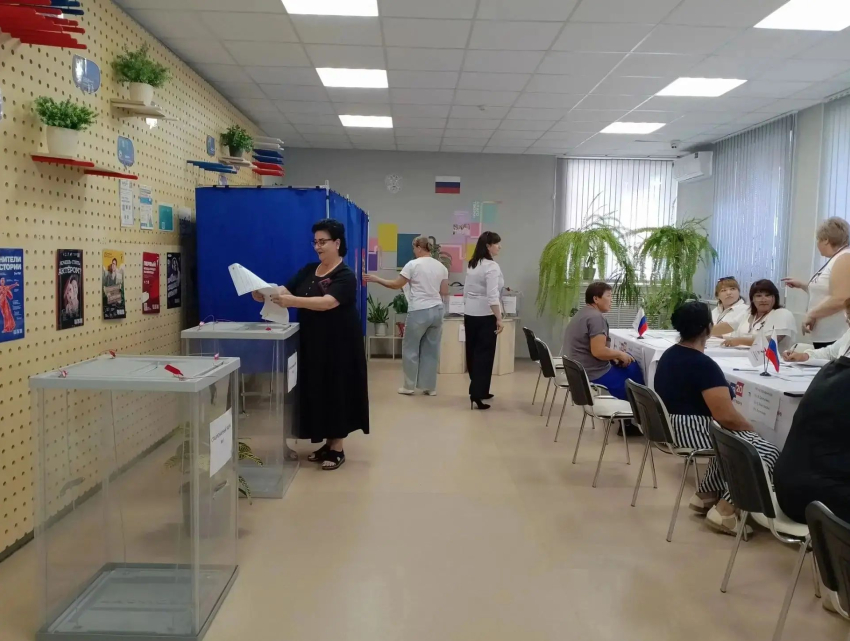 В Астраханской области открылись избирательные участки: начался второй день голосования