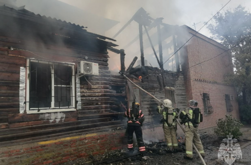 В центре Астрахани горит целый ряд жилых домов