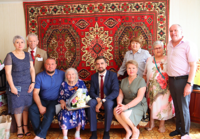 В Астрахани учительницу географии и немецкого языка поздравили со столетним юбилеем