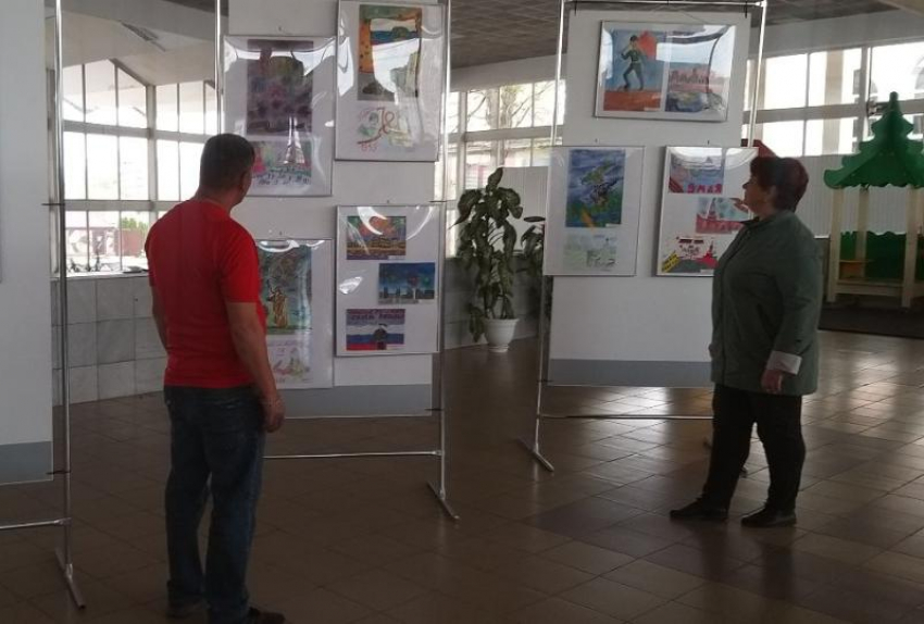 На астраханском вокзале открыли выставку детских рисунков «Салют Победе!»
